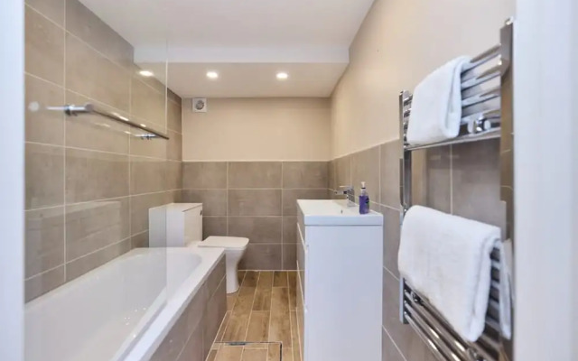 The Brondesbury Park - Sparkling 3bdr Flat With Garden