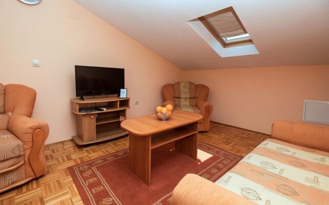 Nice Home in Makarska With Wifi and 1 Bedrooms