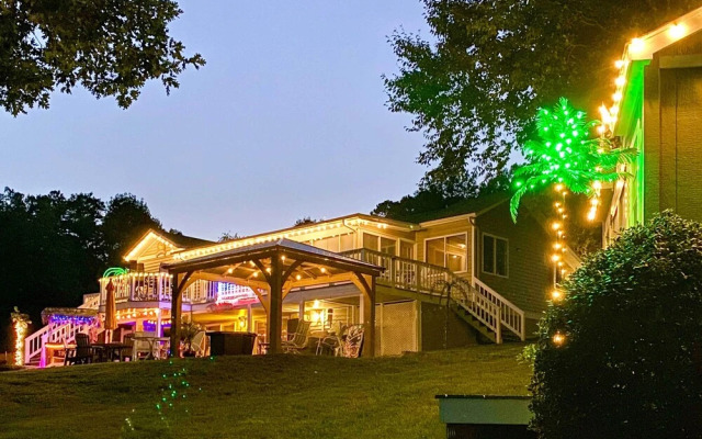 'paradise Lakehouse' in Hickory w/ Dock & Views!