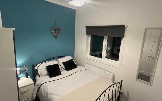 2-bed Home - Sleeps 4, Parking & Garden