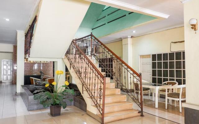 OYO 2085 Chrysanta Hotel