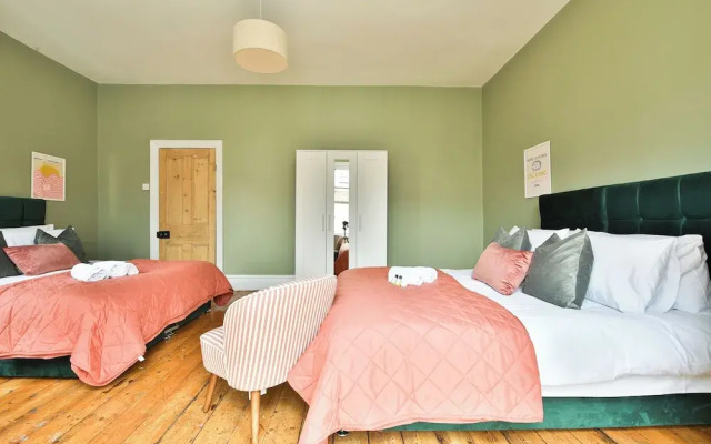 4 Bed House with Pool Table & Parking