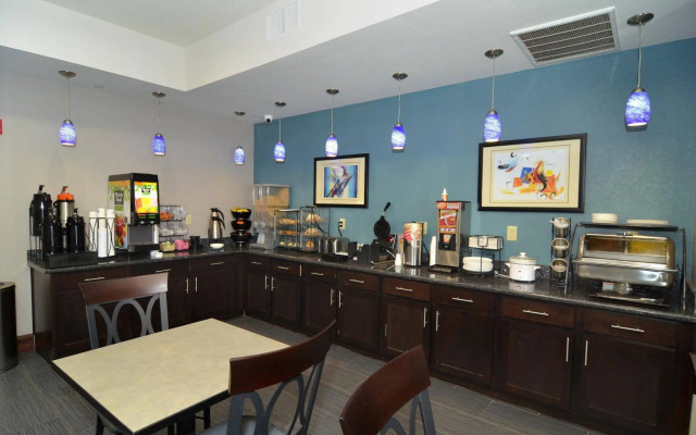 Best Western Plus Kenedy Inn