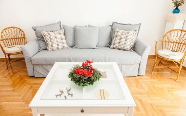 Cozy apt with Lycabettus View