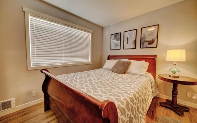 Cozy 2 Bedroom Townhouse in Northgate