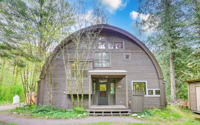 Riverfront Skykomish Cabin w/ Private Hot Tub!