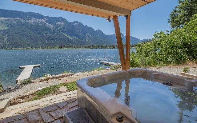 Lazy Bear Lodge 3 Bedroom Home by NW Comfy Cabins by RedAwning