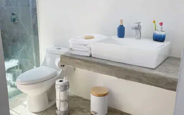 Isla Bistro Condos by Lubeck HCollection