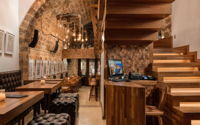 10GR Boutique Hotel and Wine Bar