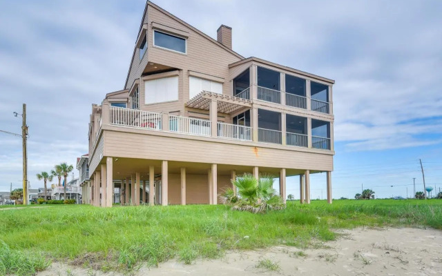 Oceanfront Galveston Beach House: Steps to Sand!