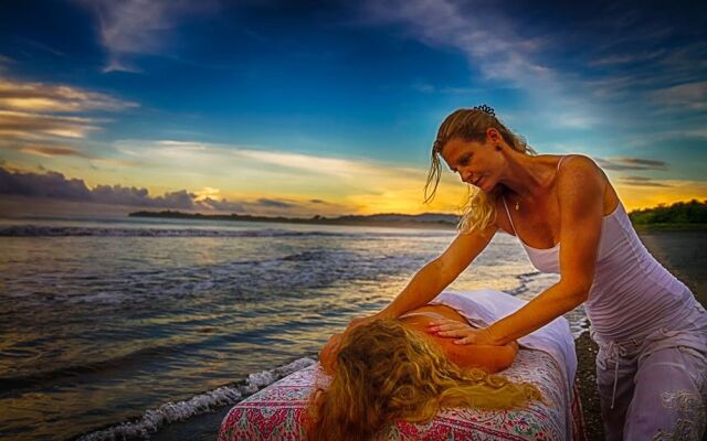 Iguana Lodge Beach Resort