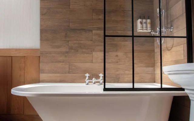 The Old Farmhouse Pub & Rooms