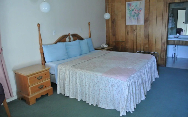 RoseWood Inn