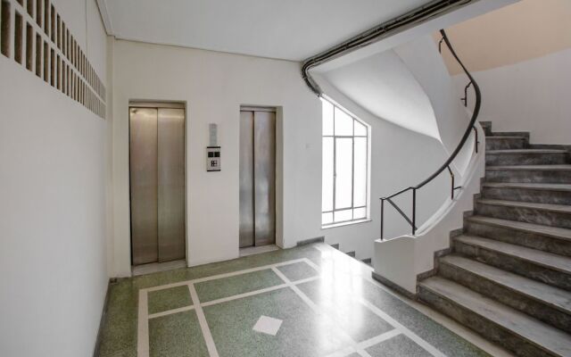 Waikiki Studio in the center by GHH