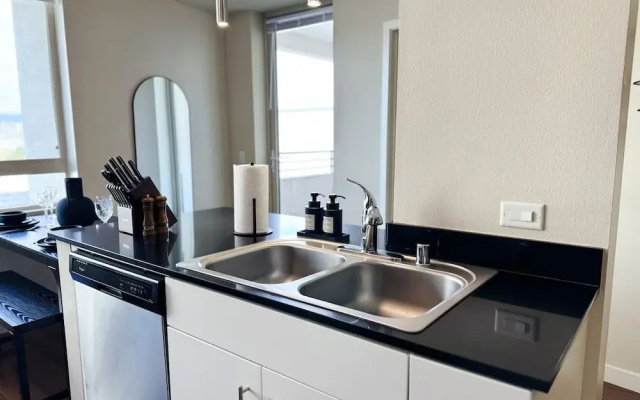 Stylish Retreat W Pool GYM Parking 10min to Cedars