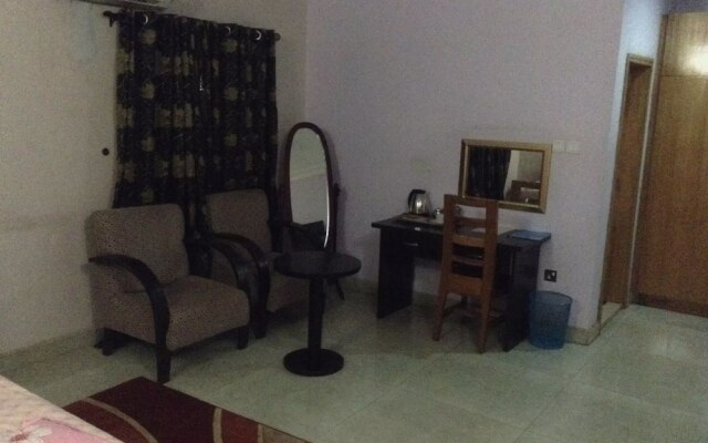 Nue-Crest Hotels And Suites