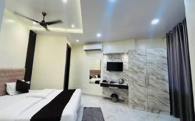 Hotel R K Palace
