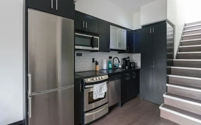 Applewood Suites - Queen West Studio