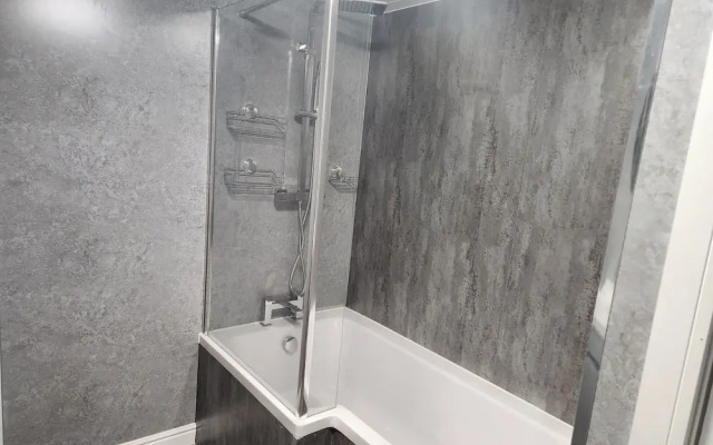 Derby City Centre Apartment With Roof Top Hot Tub