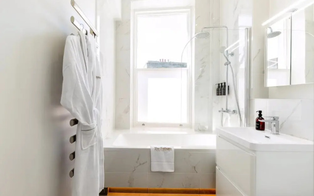 Bright & Elegant Chelsea Getaway: Private Balcony!