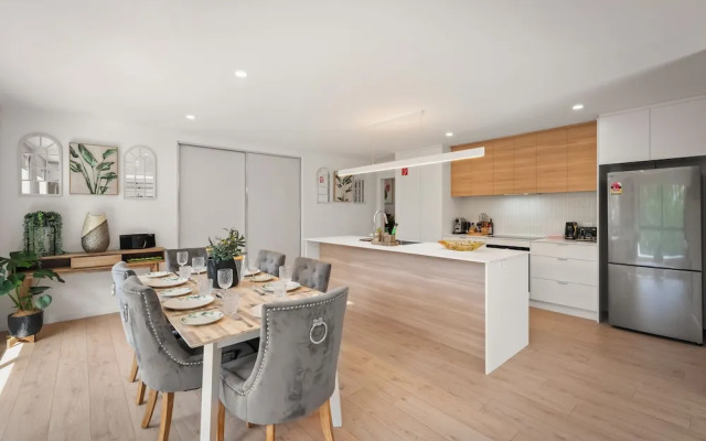 Gorgeous 4 Bedroom House - Blackmans Bay