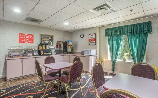 Econo Lodge Inn & Suites Marietta near Dobbins ARB