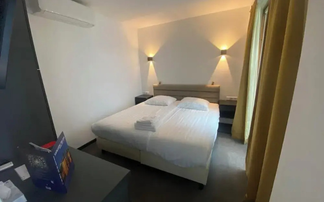 Hotel La Noire - Delft City Centre
