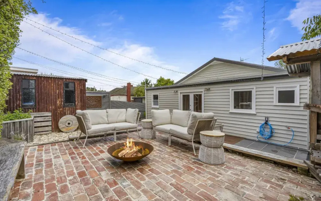 Lovely 3-bed With Alfresco Dining in Prime Suburb
