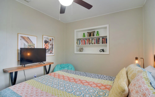 4 Mi to Dtwn: Pet-friendly Tampa Retreat