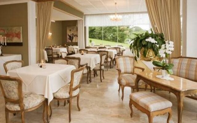 Tennis & Yacht Hotel