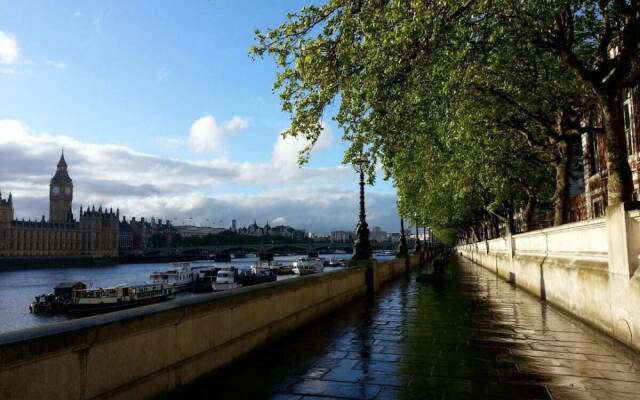 Spacious, Charming 3bd W/Balcony in Kennington