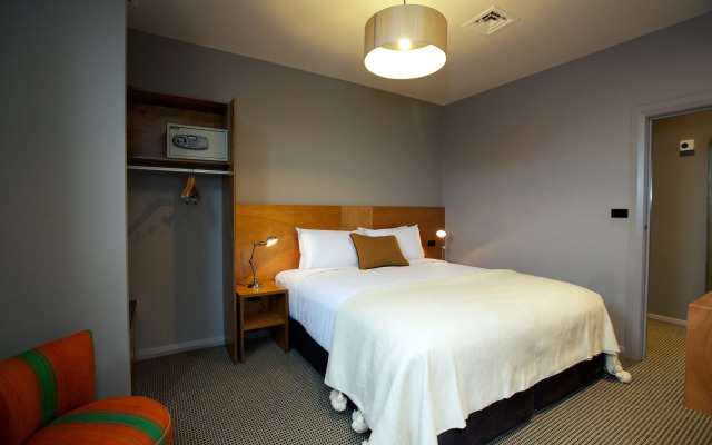 King and Queen Hotel Suites