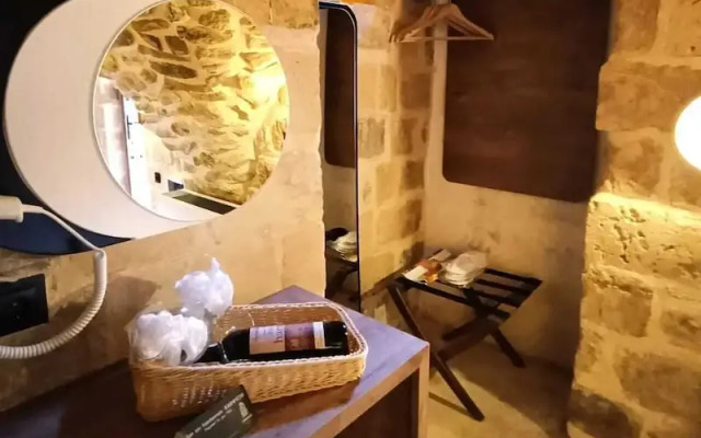 Tugmaner Small House Ajar