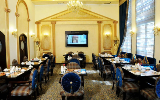 Queen's Suite Hotel