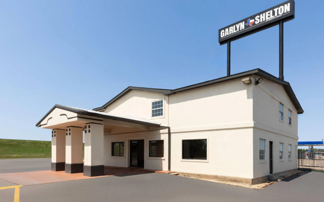 Super 8 by Wyndham Temple S. General Bruce