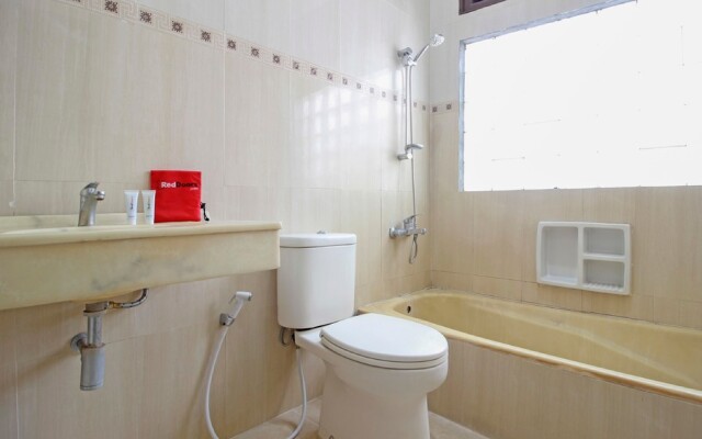 RedDoorz near Hartono Mall 3