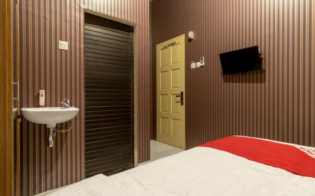 OYO 359 Executive Inn