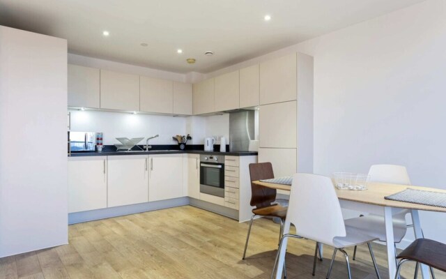 Modern 1 Bedroom Apartment Near Canary Wharf With Balcony