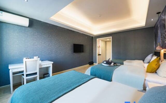 Yuefeng Hotel (Maoming Dianbai West Lake Park)