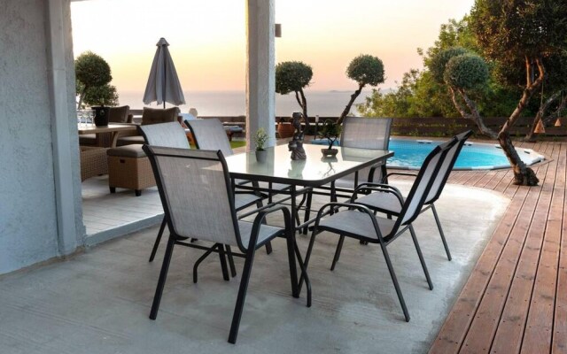 Sunset Bliss Villa in Karteros