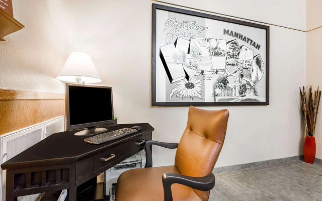 Super 8 by Wyndham Manhattan KS