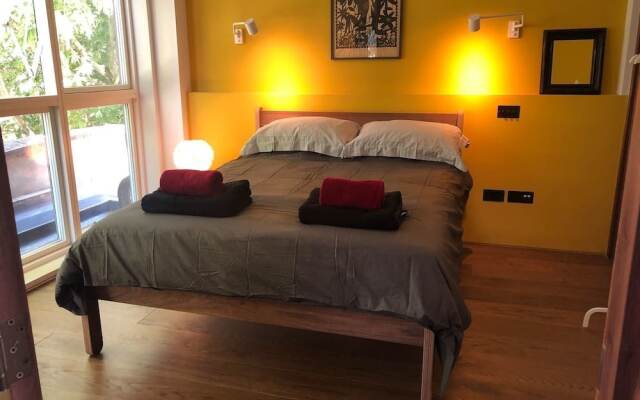 3-bed Flat w/ 2 Terraces in Hackney, East London!
