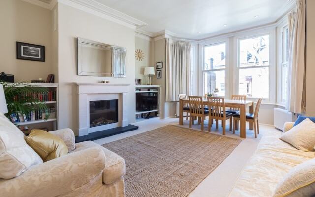 Homely 2 Bedroom Victorian Apartment in Hampstead