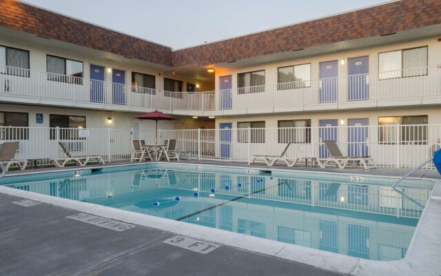 Super 8 by Wyndham Turlock