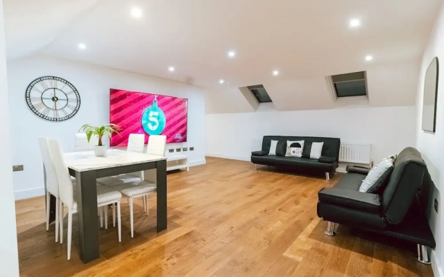 Remarkable, Penthouse - 3-bed Apartment in Purley