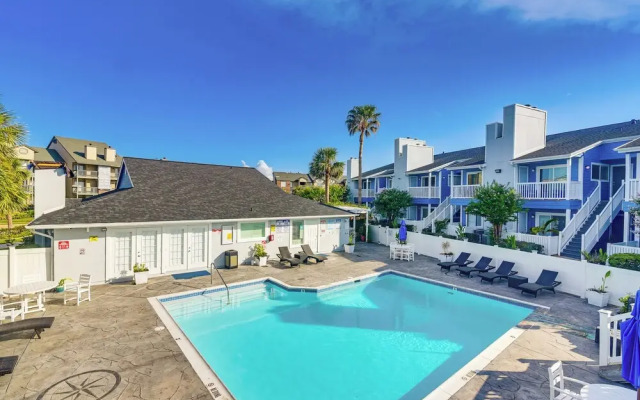 Bay View, Pool Access: Romantic Galveston Retreat!