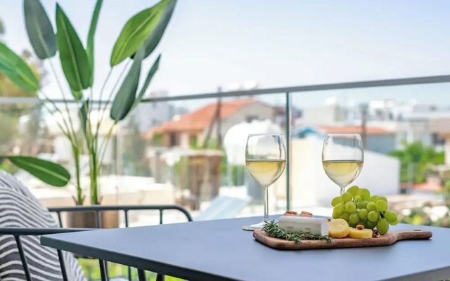 Sanders Cruise - Elegant Studio Apt With Balcony