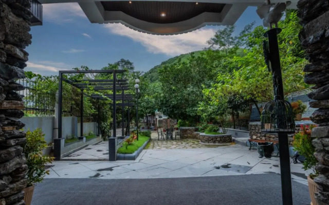 Summit Bougainvillea Tea Resort