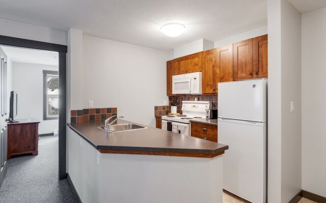 SPACIOUS 2-Br 2-Ba | Ski In/Out | Pool & Hot Tubs | in Heart of PANORAMA RESORT
