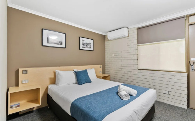 Morayfield Tavern & Motel